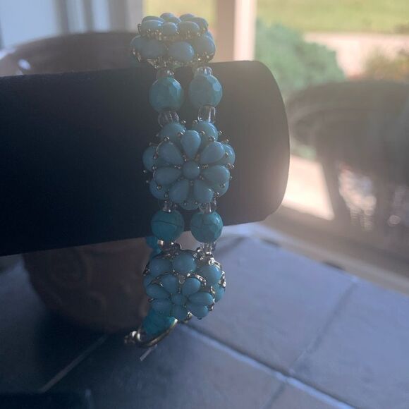 Beautiful Turquoise Blue Floral Bead Bracelet, in Gold, Unmarked - Picture 1 of 4